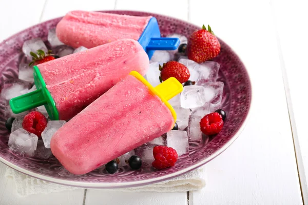 Mixed berry and yogurt ice cream