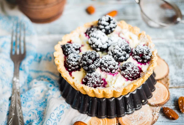 Tartlet with cream cheese and blackberry, dessert cheesecake, ru
