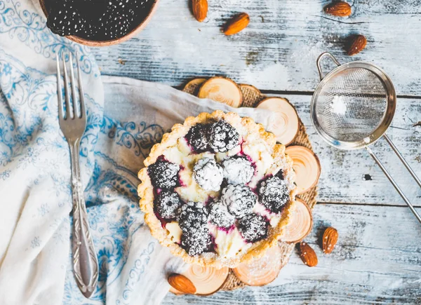 Tartlet with cream cheese and blackberry, dessert cheesecake, ru