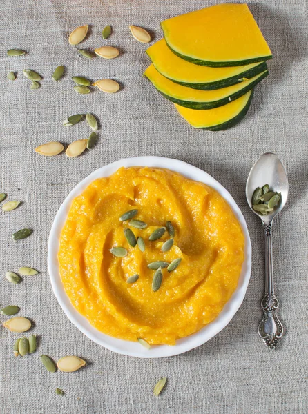 Pumpkin porridge in flax napkin - 图库照片yulia