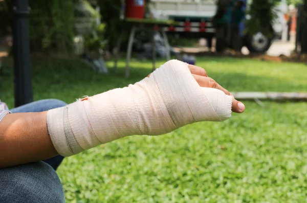 Splint broken bone hand Injured