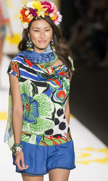 Desigual Spring 2015 Ready-to-Wear Runway Show