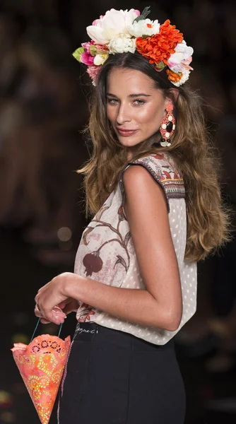 Desigual Spring 2015 Ready-to-Wear Runway Show