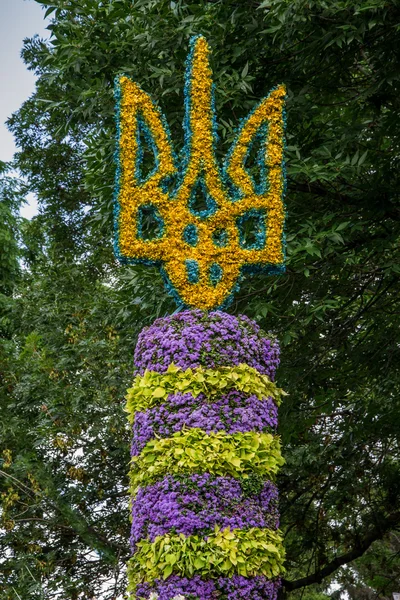 Exhibition of floral arrangements on national themes of unity of Ukraine