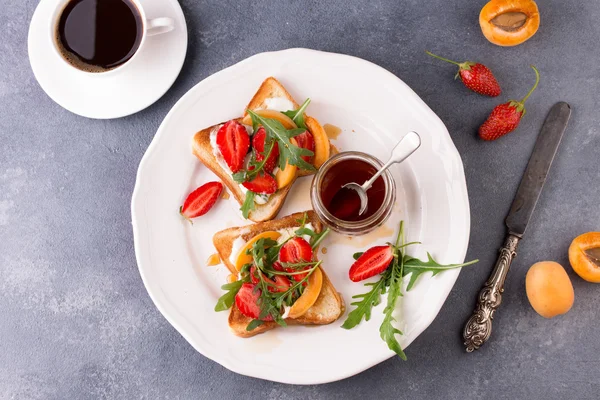 French toast with fresh strawberries and peaches