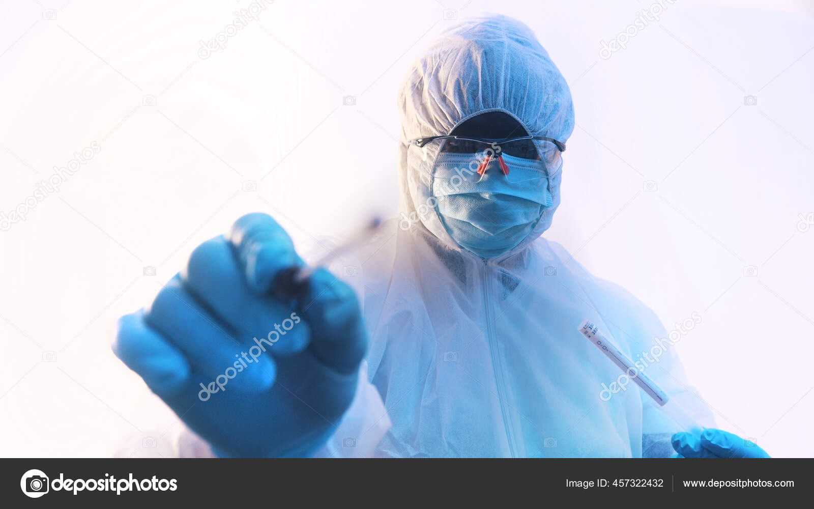 Темнокожая медсестра лечит стояк парня с помощью крутого отсоса