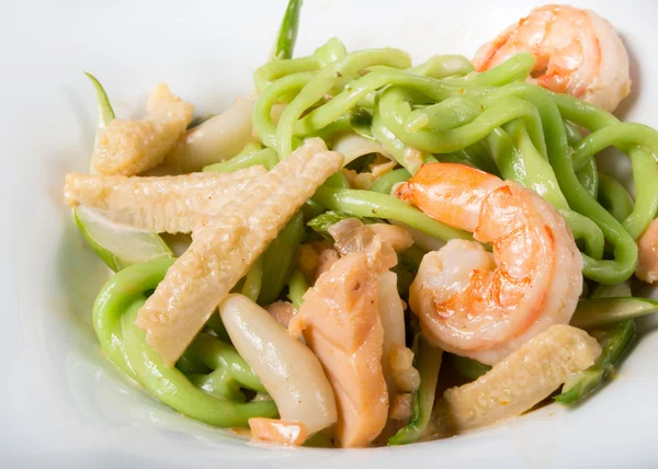 Green wok noodles with shrimps