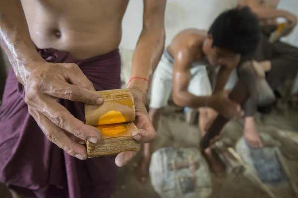 ASIA MYANMAR MANDALAY GOLD POUNDER