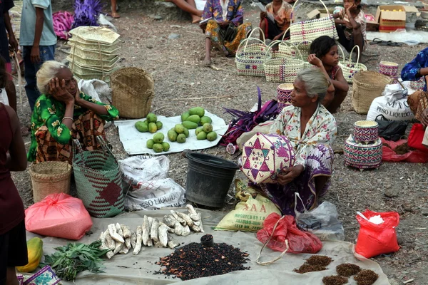 Market at the village of Aituto