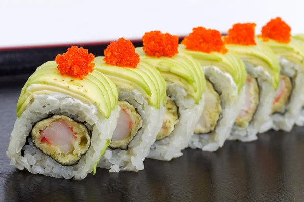 Maki 寿司三文鱼、 红鱼子酱黑色托盘上。选择
