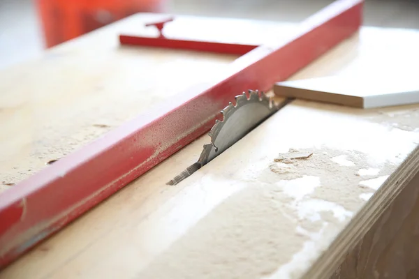 Cutting wood on electric saw