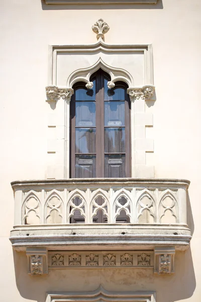Balcony with stucco