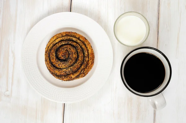 Simple Breakfast: bun roll with poppy and coffee milk