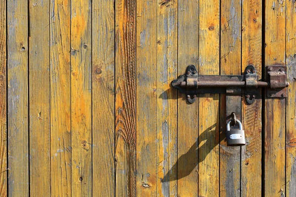 Gate loosing paint with padlock