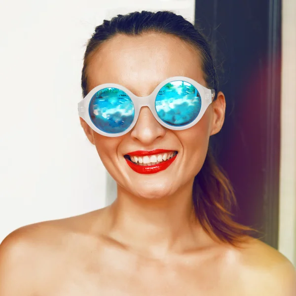 Woman wearing in mirrored sunglasses