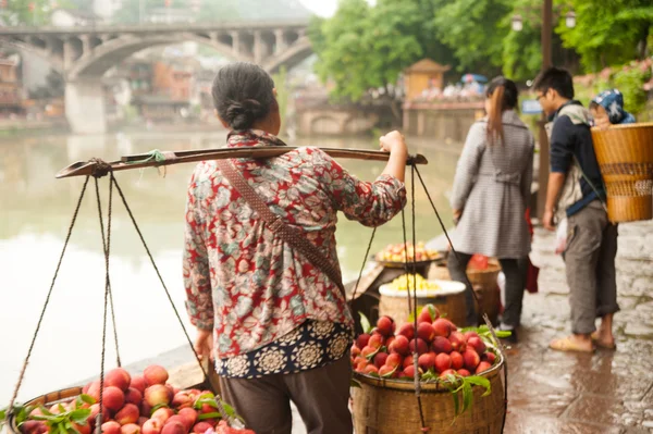Vendor sell fruits.