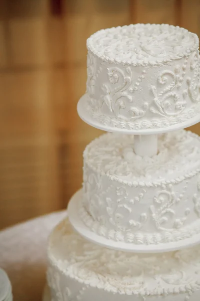 Wedding cake detail - a ribbon with pearls