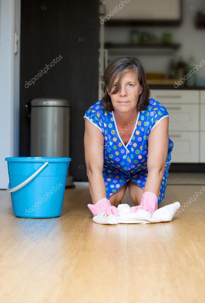 Домработница моет пол в нижнем белье фото