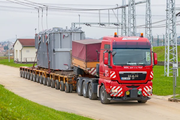 Transport of heavy, oversized loads and construction machinery