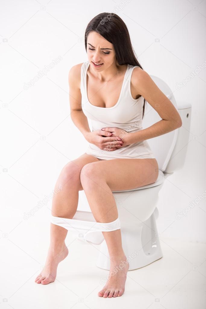 Беременная жена писает на унитазе крупным планом фото