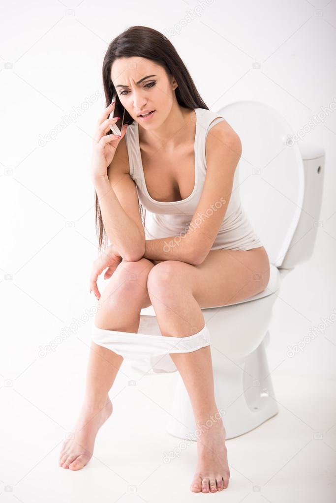 Молодая красотка в женском туалете