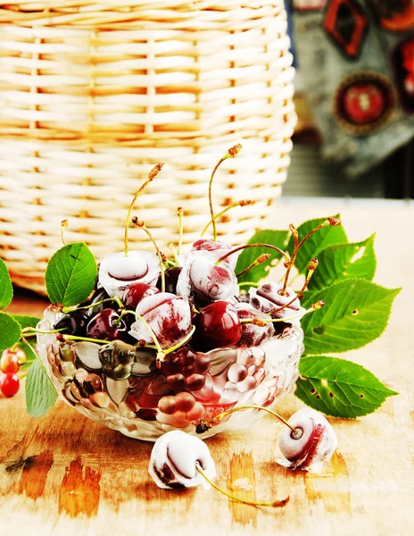 成熟的樱桃,冰块在木桌子上,选择性焦点 - 图库