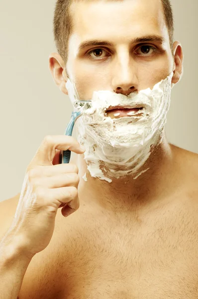 Man shaving in the bath