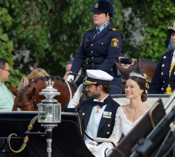 The swedish Prince Carl-Philip Bernadotte and his wife waving an