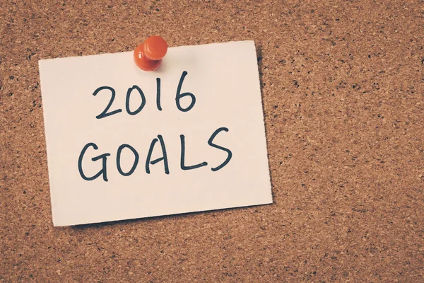 2016 goals note pinned on the bulletin board