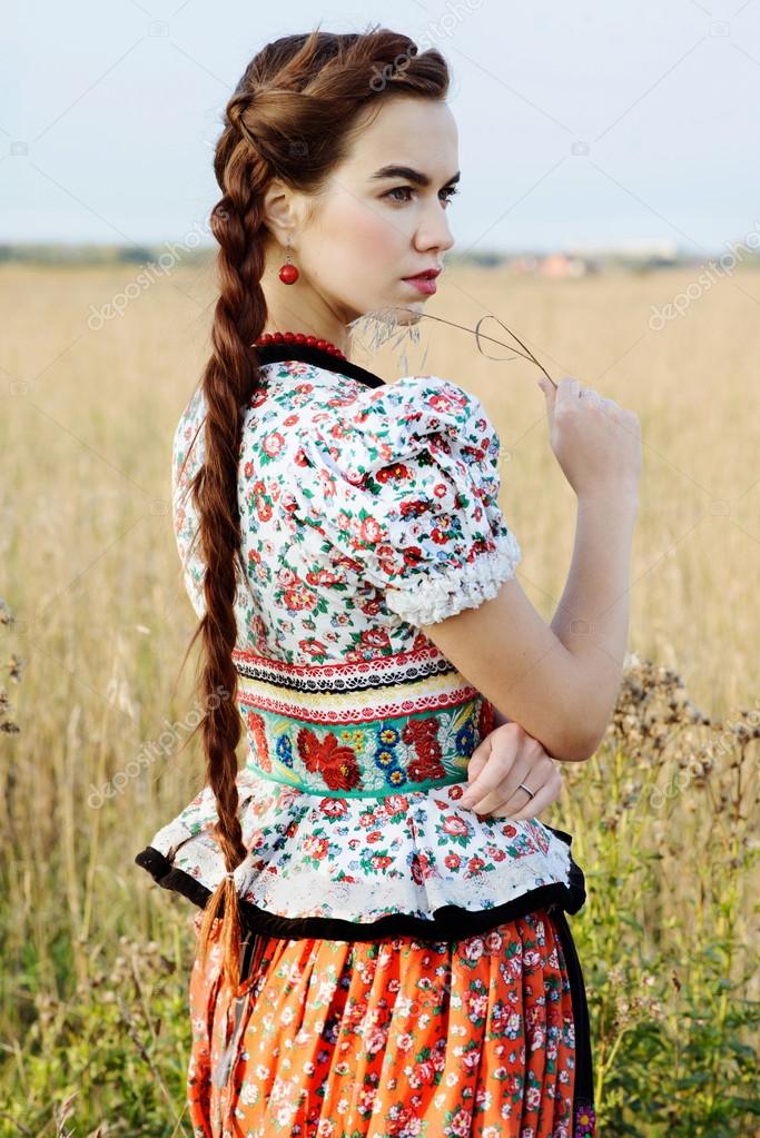 Картинки или фото одетая девушка на природе Картинки или фото одетая девушка на природе