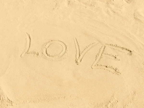 LOVE am Strand in Sand gemalt
