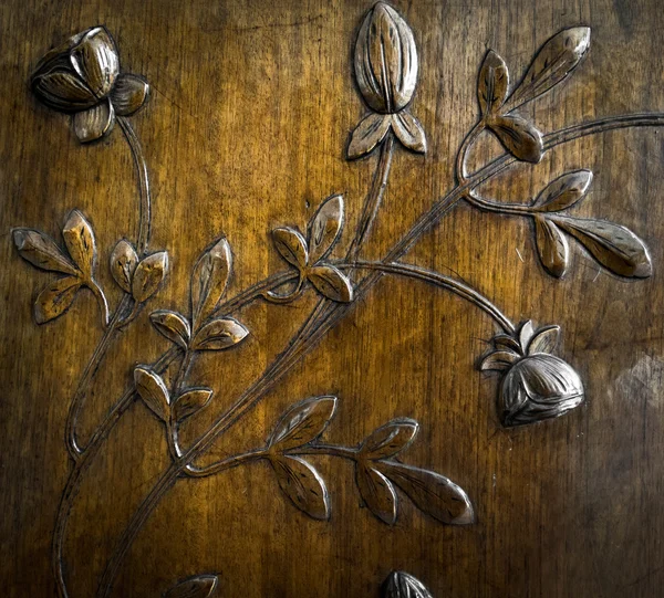 Leaves and flowers carved in the wood
