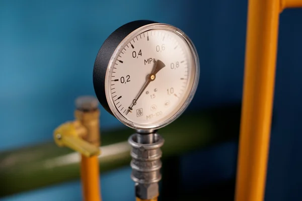 Digital pressure gauge showing the MP-100 on a blue background.