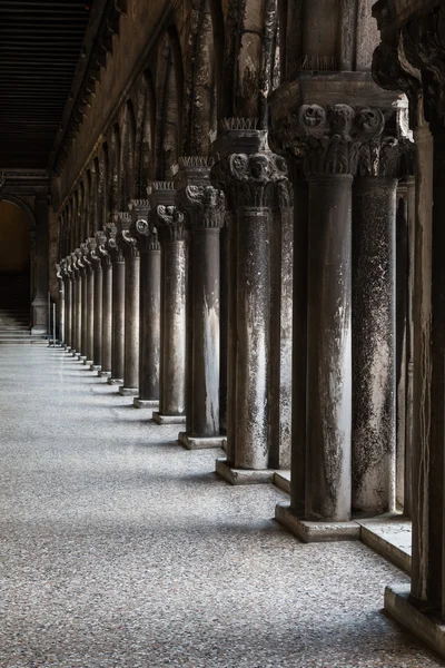 Arcade, Hallway and Columns in the Doge\'s Palace: Gothic archite