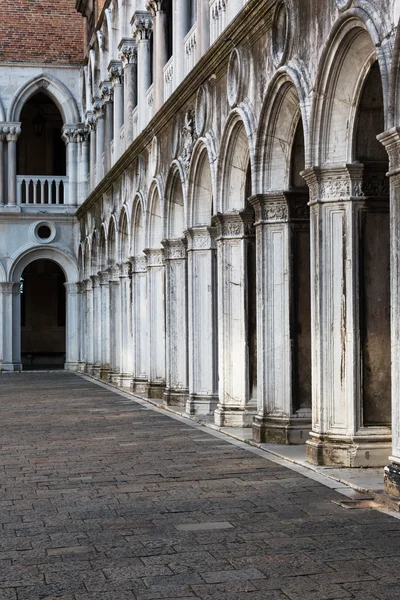 Arcade, Courtyard and Columns in the Doge\'s Palace: Gothic archi