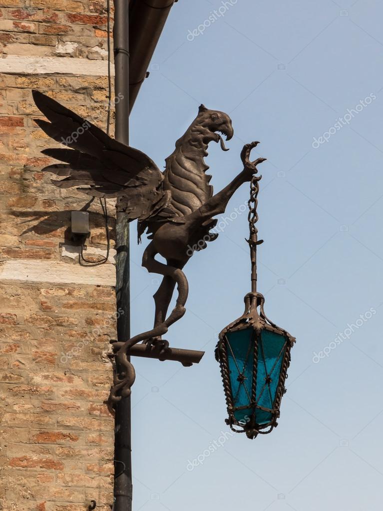Drago in ferro battuto con lanterna, decorazione sul muro di ... Decorazione Muro recinto