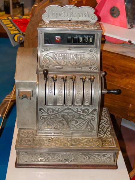 Vintage cash register charge in lire italia