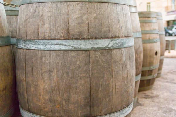 Foto depoca stilizzato di botte in legno con bottiglie di vino e ... Botte tavolo con vetro