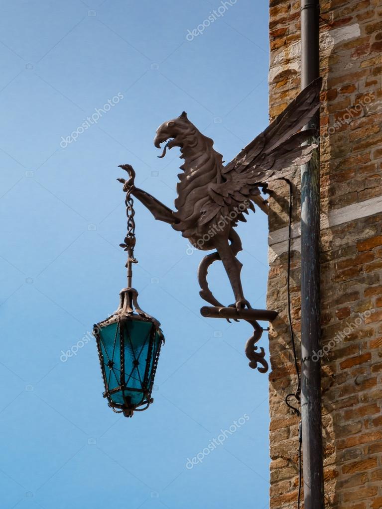 Drago in ferro battuto con lanterna, decorazione sul muro di ... Decorazione Muro recinto