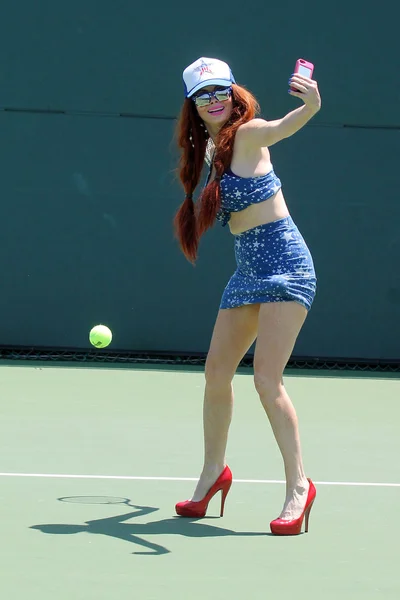 Phoebe Price playing tennis