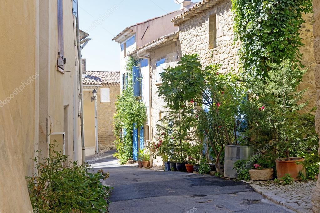 Vendita di fiori in un antico villaggio in europa del sud — foto ... Case in provenza vendita