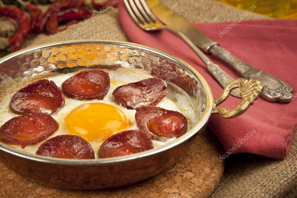 Türkischer Wurst (Sucuk) und Ei — Stockfoto 55743875