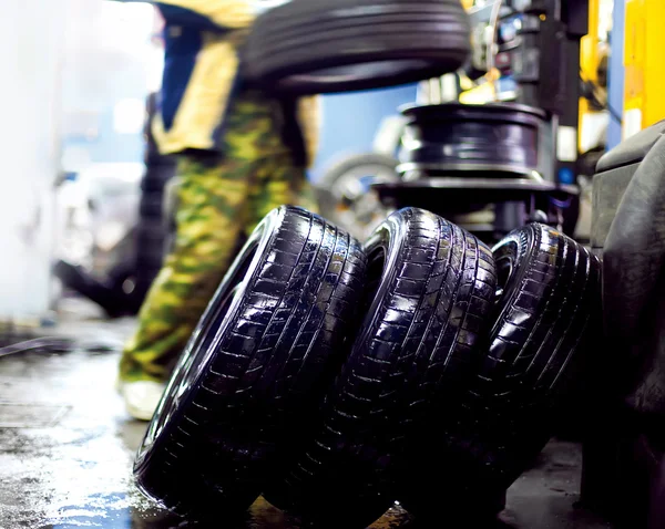 Washing the wheels of the car