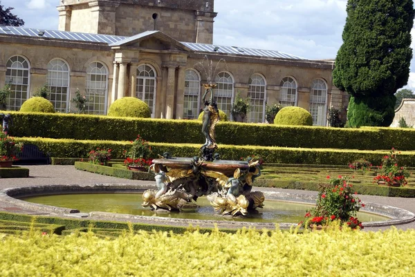 Sculptured fountain, lenheim Palace garden, Woodstock, Oxfordshire, England