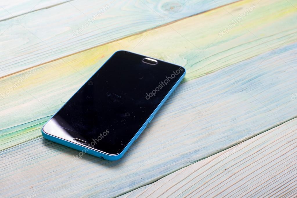 Smartphone con áreas vacÃas en touch pantalla rústica azul mesa ... Mesa con madera rústica en l