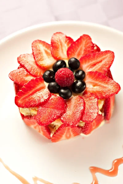 Cake with strawberries, blueberries and raspberries