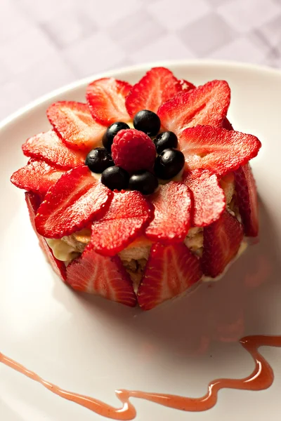 Cake with strawberries, blueberries