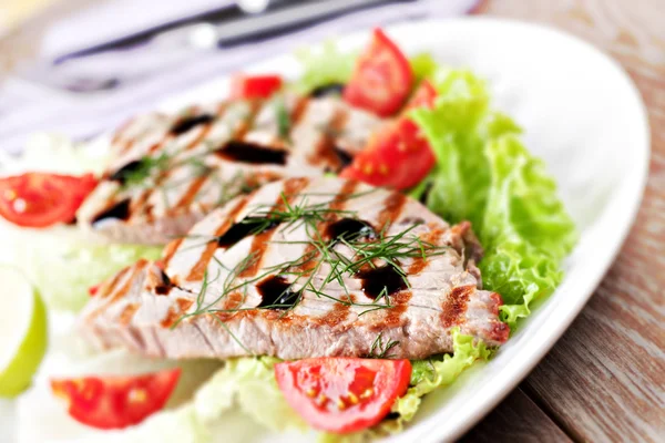 Grilled tuna with salad