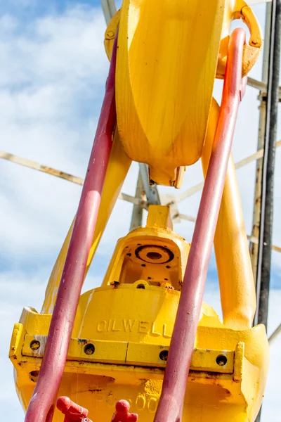 Oil derrick with top drive for ocean drilling