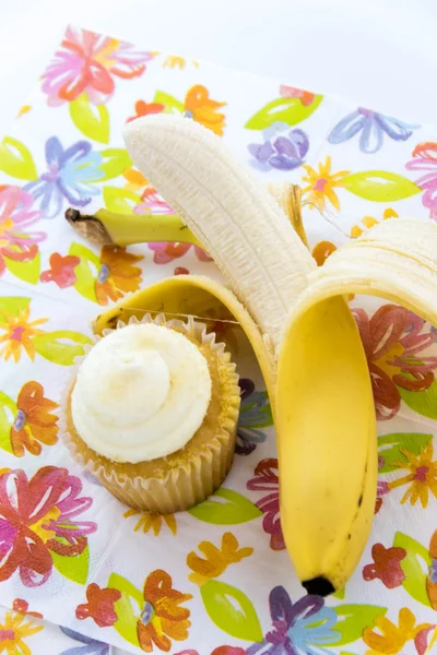 Yellow banana vs yellow cupcake
